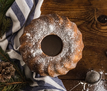 il ricco rotolo di torta festiva è la regina dei dessert festivi