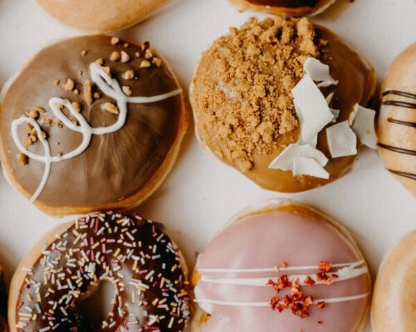 bomboloni con lamponi e gocce di cioccolato ruby bam