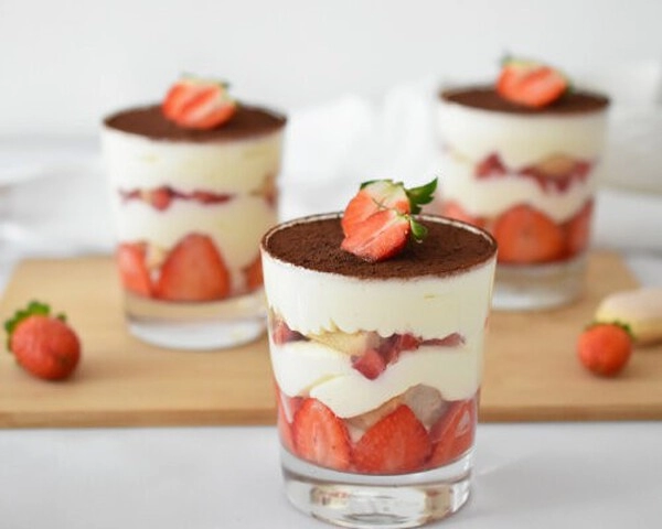 cioccolato bianco e tiramisu alle fragole in un bicchiere