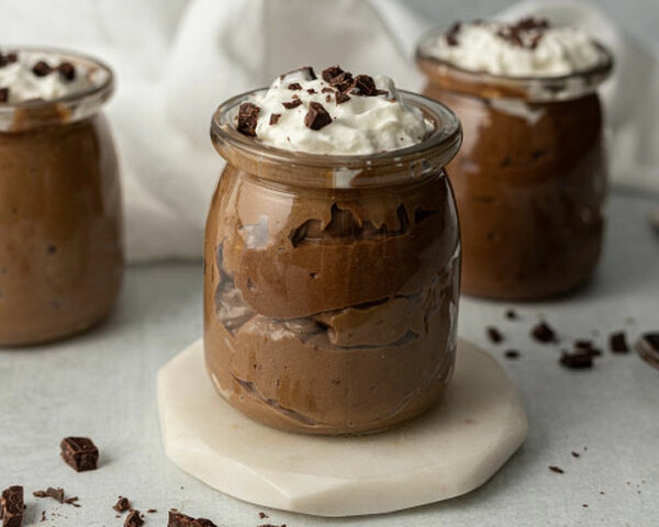 tazze di cioccolato con crema di cioccolato