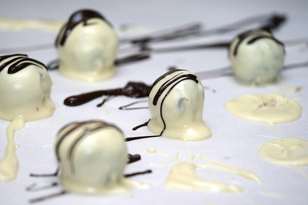 tartufi al cioccolato bianco e fondente